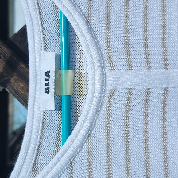 ⭐️Alia Tan and Cream loose knit Tee - Picture 5 of 9